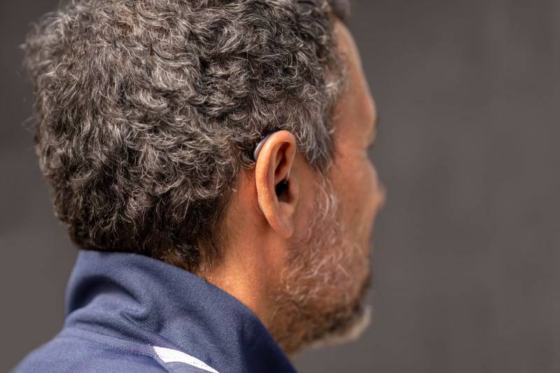 Appareil auditif à écouteur déporté léger et discret chez votre audioprothésiste à Lyon 2ème place Bellecour