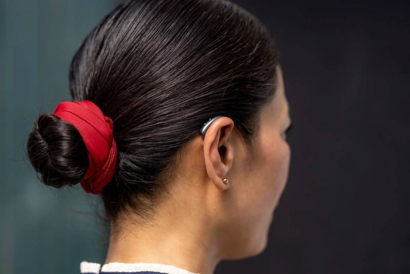 Aide auditive discrète et invisible pour femme, derrière les cheveux à Lyon