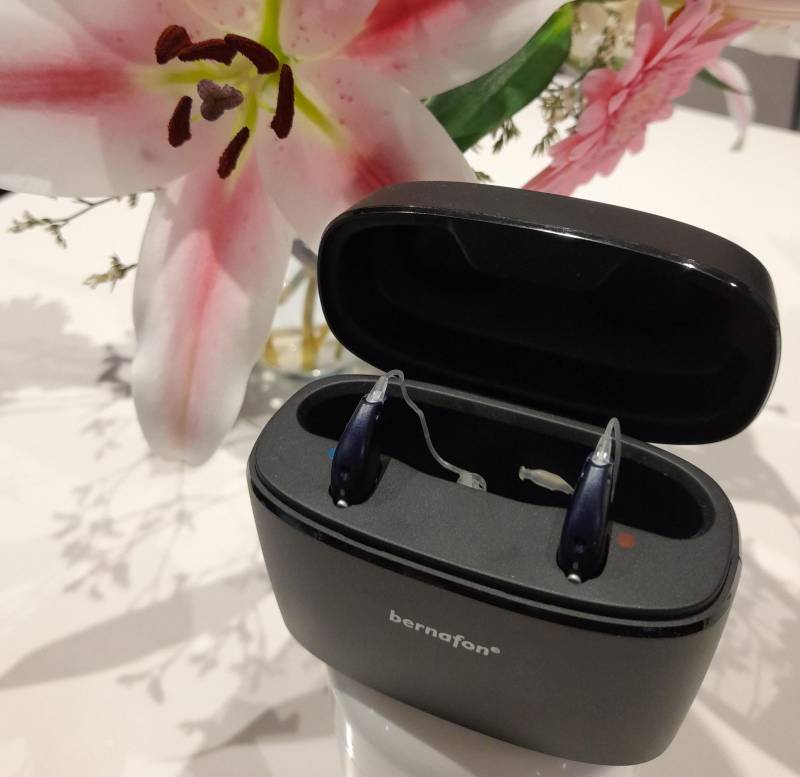 Appareil auditif à écouteur déporté léger et discret chez votre audioprothésiste à Lyon 2ème place Bellecour