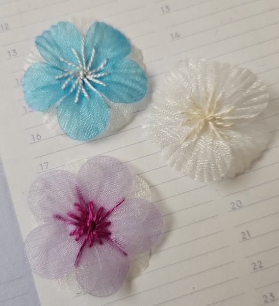 Fleur en mousseline : 3 coloris au choix pour ce bijou spécial pour appareils auditifs dans votre centre AUDITION BELLECOUR, Lyon 2,  près de la Place Bellecour