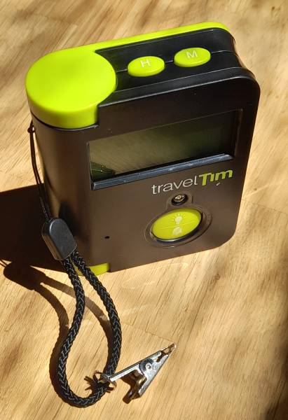Réveil TRAVEL TIM : vibrant, lumineux et sonore proposé par le centre d'audioprothèse AUDITION BELLECOUR proche de Lyon 5ème