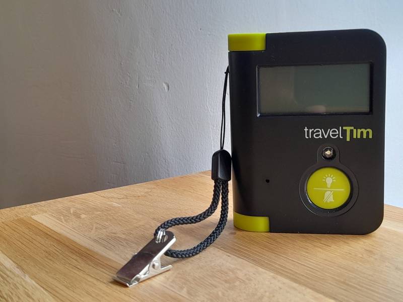 Réveil TRAVEL TIM : vibrant, lumineux et sonore proposé par le centre d'audioprothèse AUDITION BELLECOUR proche de Lyon 5ème