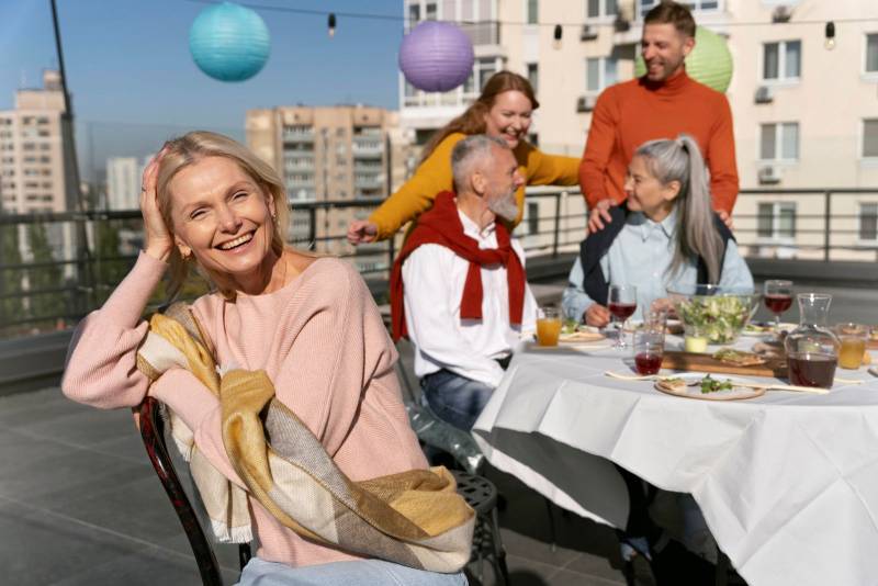 Communiquer avec ses amis, sa famille, les personnes qui nous entourent, lors d'un repas par exemple