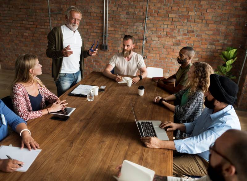 Communiquer, c'est rester à l'écoute, échanger, entretenir le lien social, ne pas s'isoler, lors d'une réunion de travail par exemple 