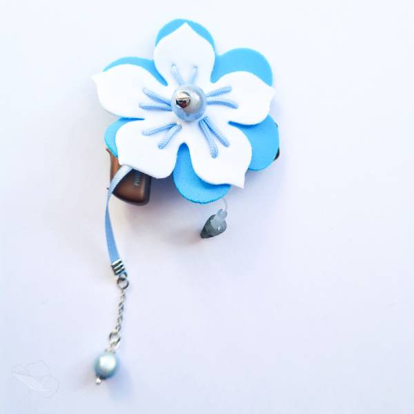 Hibiscus bleu : bijou spécial pour appareils auditifs dans votre centre Audition Bellecour, Lyon 2, près de la Place Bellecour