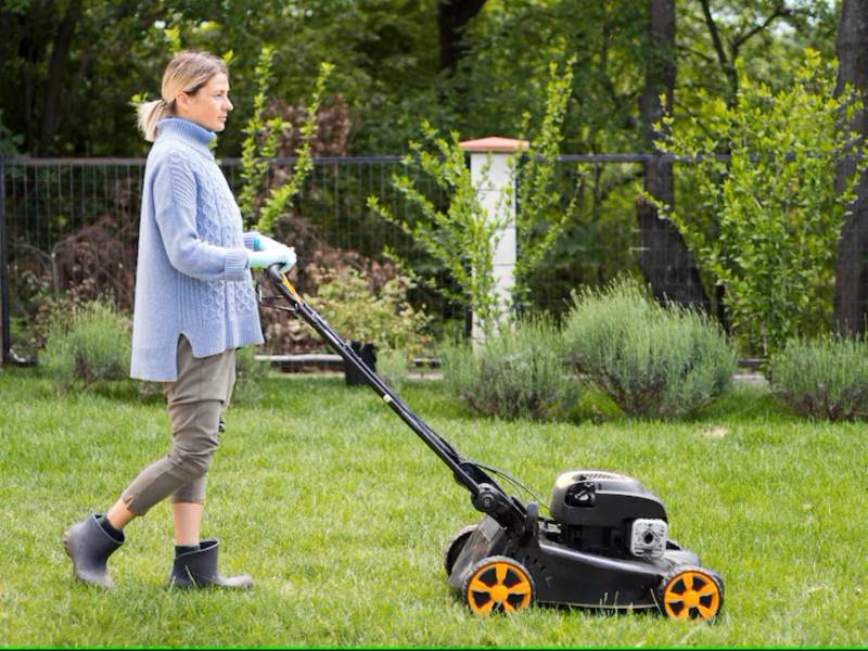 Pour protéger votre audition pendant la tonte de la pelouse chez votre audioprothésiste à Lyon 2ème place Bellecour