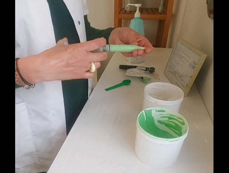 3ème étape : injection de la pâte à empreinte dans le creux de l'oreille à l'aide d'une seringue par votre audioprothésiste chez AUDITION BELLECOUR à Lyon 2 